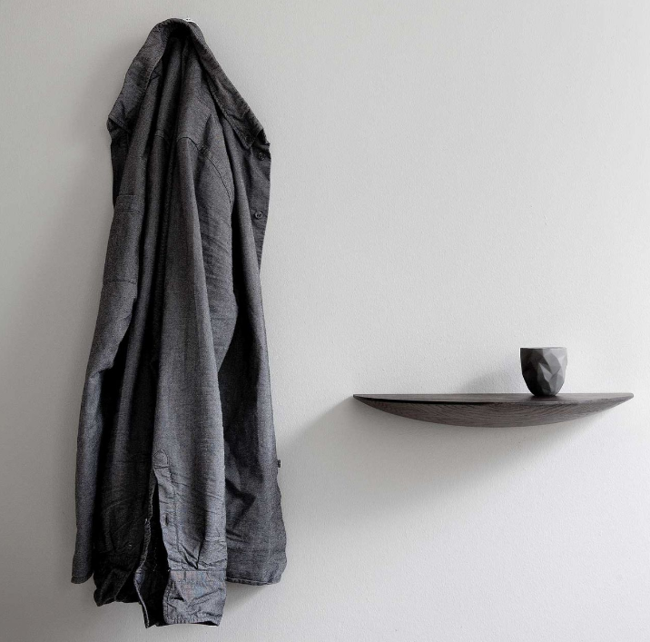 Die schönsten designer regale fürs wohnzimmer 7 minimalistisches Wandregal aus dunklem Holz