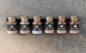 Gewürzregal mit sechs Ankerkraut Gewürzen