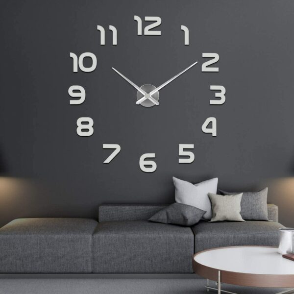 grosse Wanduhr im Wohnzimmer mit Sofa