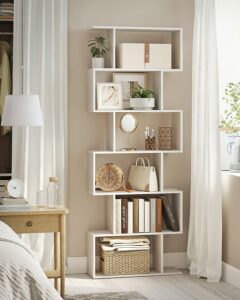 weisses Buecherregal in Wohnzimmer